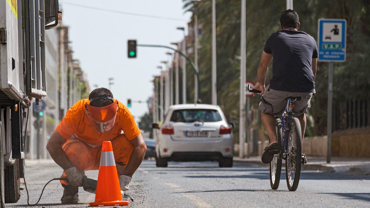 Operarios retiran el carril bici de la calle Juan Carlos I de Elche