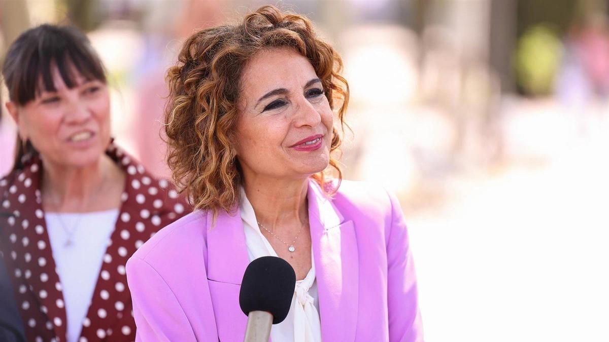 Montero: "Me avergüenzan las listas de espera" que Moreno, dedicado a las "performances", ha provocado en Andalucía