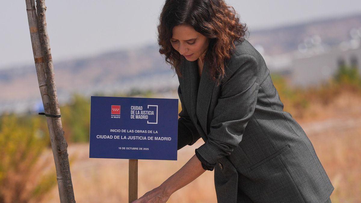 Ayuso, en los primeros movimientos de tierras donde se construirá la Ciudad de la Justicia, en Valdebebas, al norte de Madrid