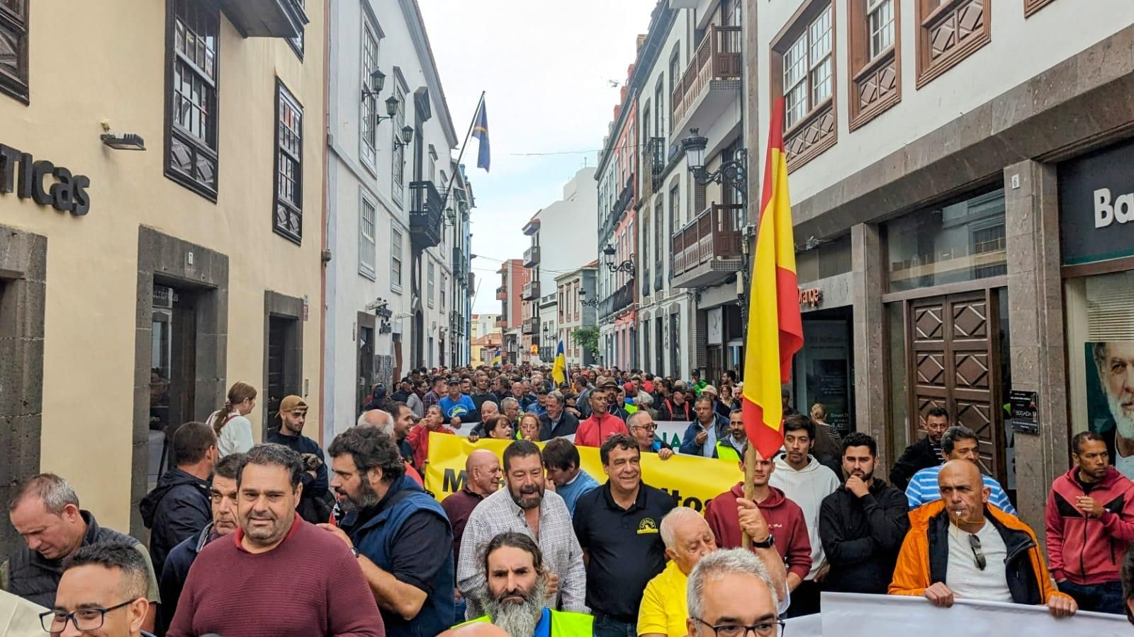 En la imagen, los agricultores palmeros que se han manifestado este viernes en Santa Cruz de La Palma. JOSÉ F. AROZENA