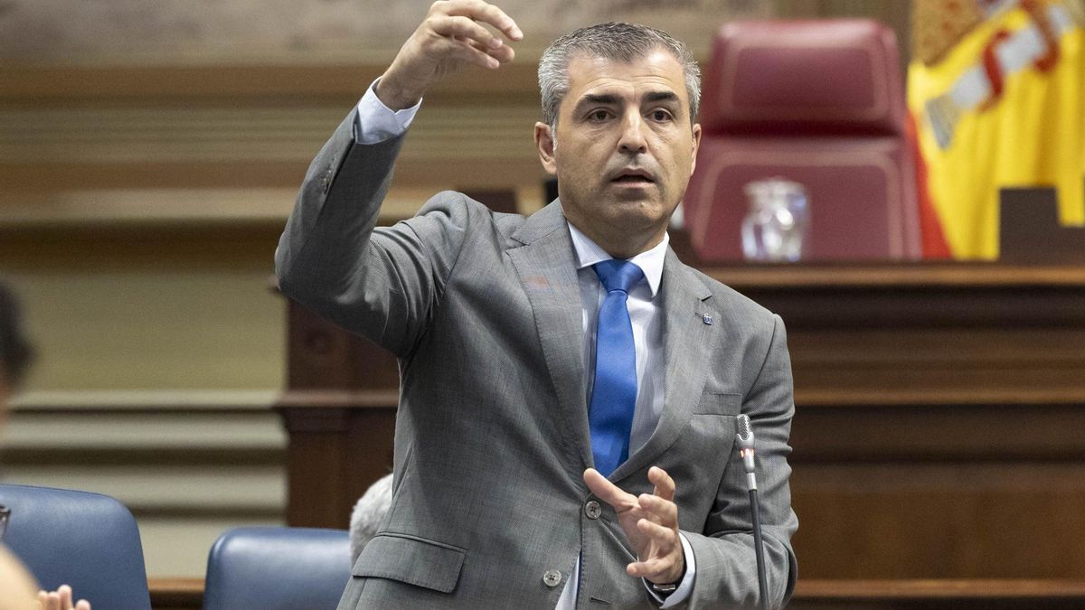 El consejero de Economía, Industria, Comercio y Autónomos, Manuel Domínguez, durante su intervención en el Pleno del Parlamento de Canarias en la mañana de hoy martes. EFE/Miguel Barreto