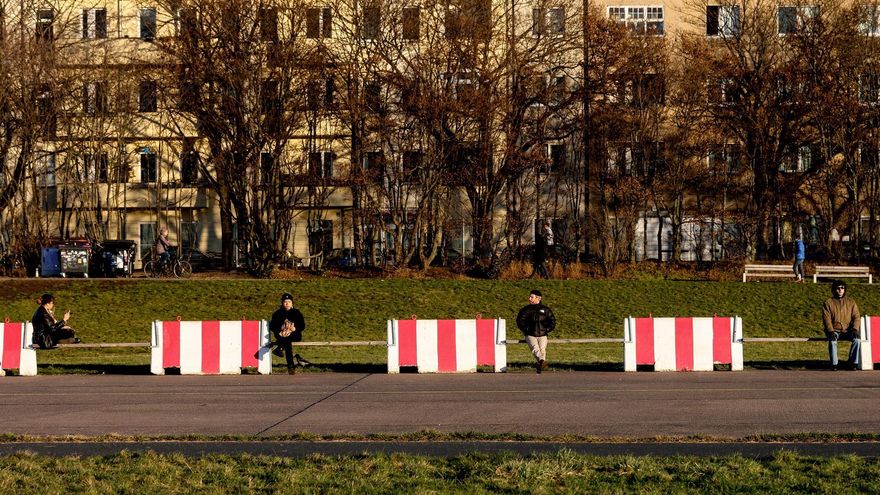 People enjoy the sunny late afternoon at former airport Tempelhof in Berlin, Germany, Germany, 06 January 2022. On Friday 07 January Germany government will discuss new measures in order to curb the spread of the Sars-2-Cov2 coronavirus omicron variant.