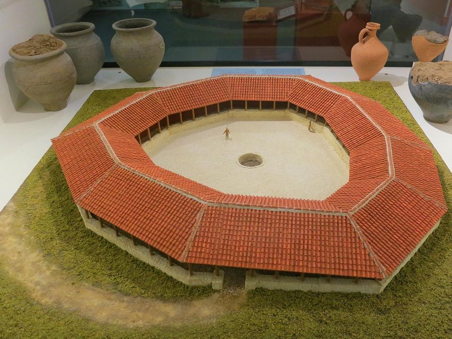 Maqueta de un asentamiento galorromano y varias piezas de la época en el Museo de Normandía.