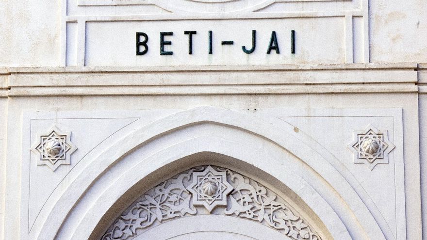 Daños por humedad en el centenario Beti-Jai, la capilla sixtina de la pelota vasca