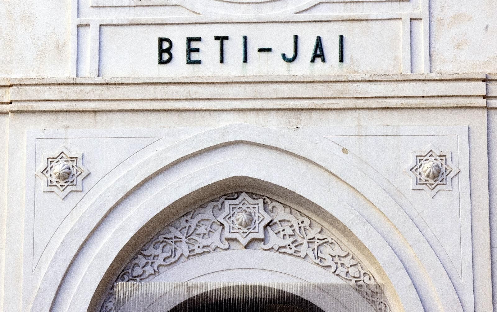 Daños por humedad en el centenario Beti-Jai, la capilla sixtina de la pelota vasca