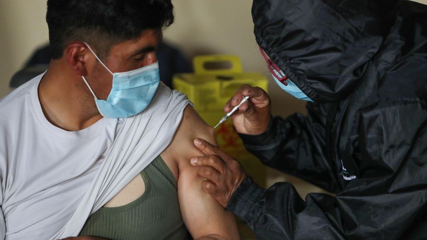 Fotografía de archivo en la que se registró a un joven al ser vacunado contra la covid-19, en La Paz (Bolivia) EFE/Martín Alipaz