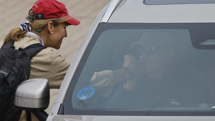 El rey Juan Carlos, con familiares y amigos, disfruta de una cena en la Ría de Pontevedra