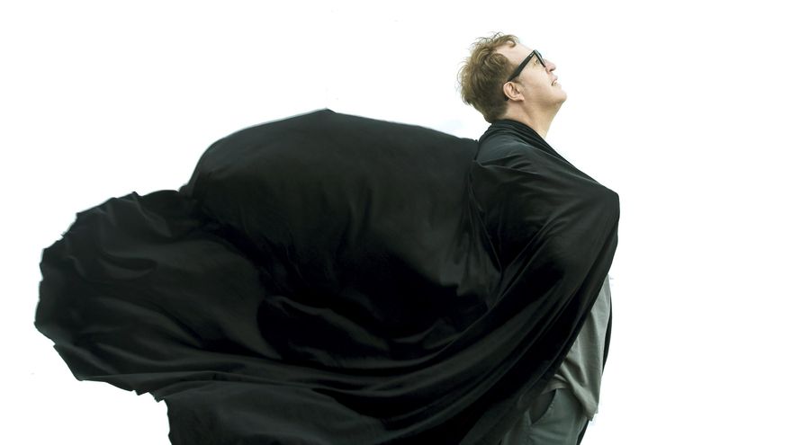 El escritor leonés Luis Artigue presenta su última novela, 'Trumpsilvania', en el Instituto Leonés de Cultura