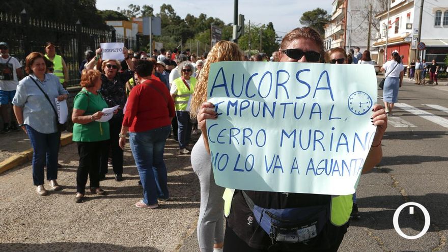 Recogen 800 firmas para demandar mejoras en las líneas de autobús en Cerro Muriano