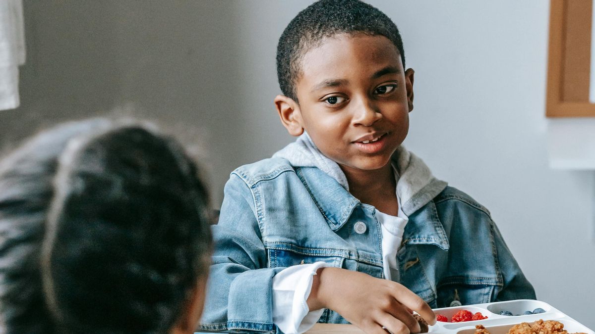 “Tu deuda está pagada”: el mensaje inesperado que firmó Kendrick Lamar a niños de 103 colegios