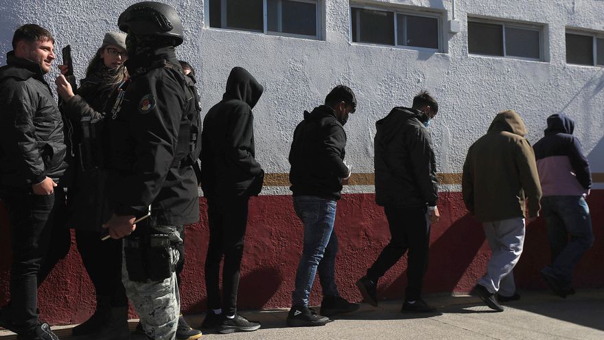 Activistas piden en puente México-EE.UU. apoyo a deportados sin "dinero ni dónde quedarse"