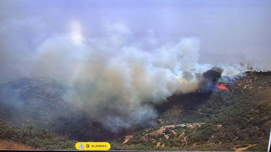 “Aparatoso” incendio “con alto potencial” en Gran Canaria: 40 efectivos y tres helicópteros intentan sofocar las llamas