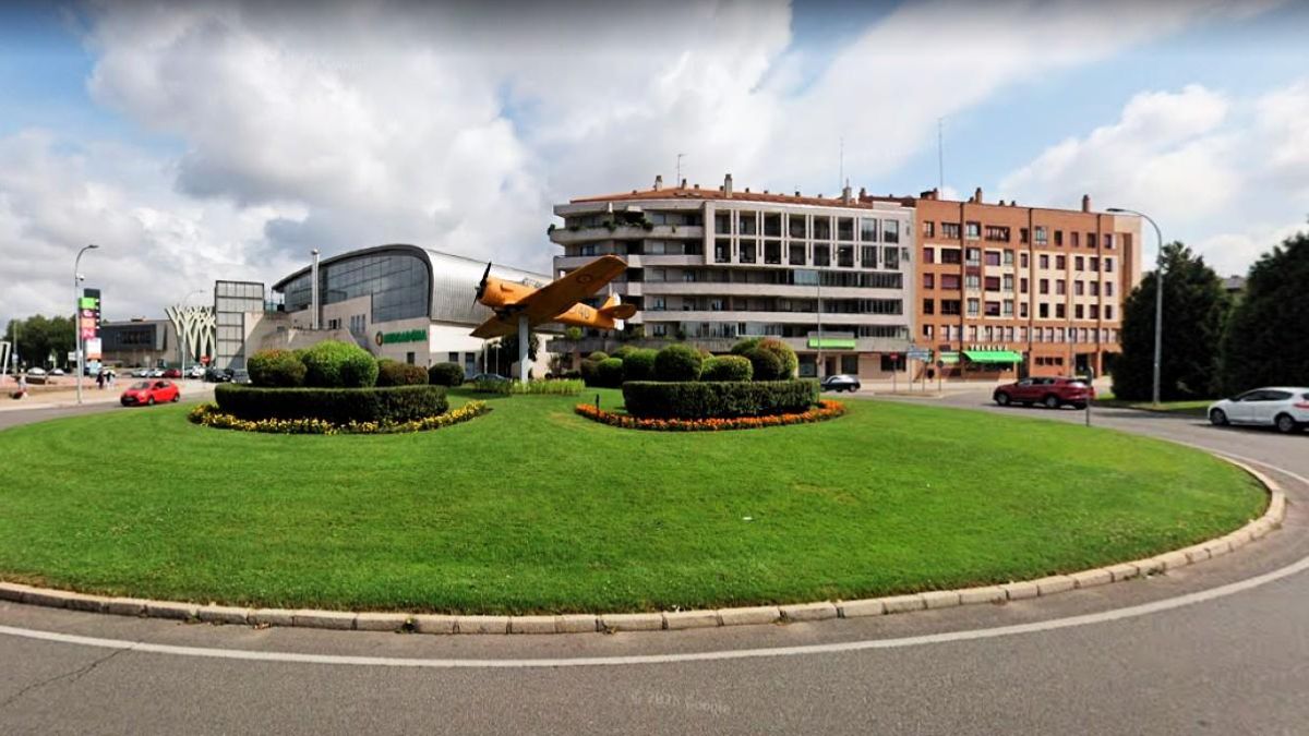 Un motorista octogenario resulta herido en la glorieta del avión  del Centro Comercial León Plaza