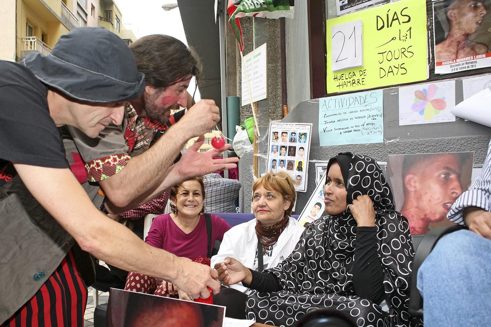 Performance frente al Consulado de Marruecos de Pallasos en Rebeldía (ALEJANDRO RAMOS)