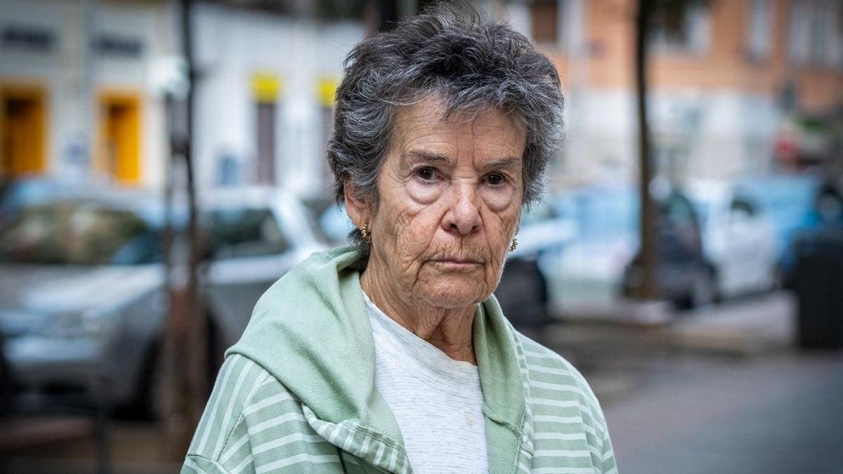 Maricarmen Abascal en el piso en el que lleva viviendo desde 1956
