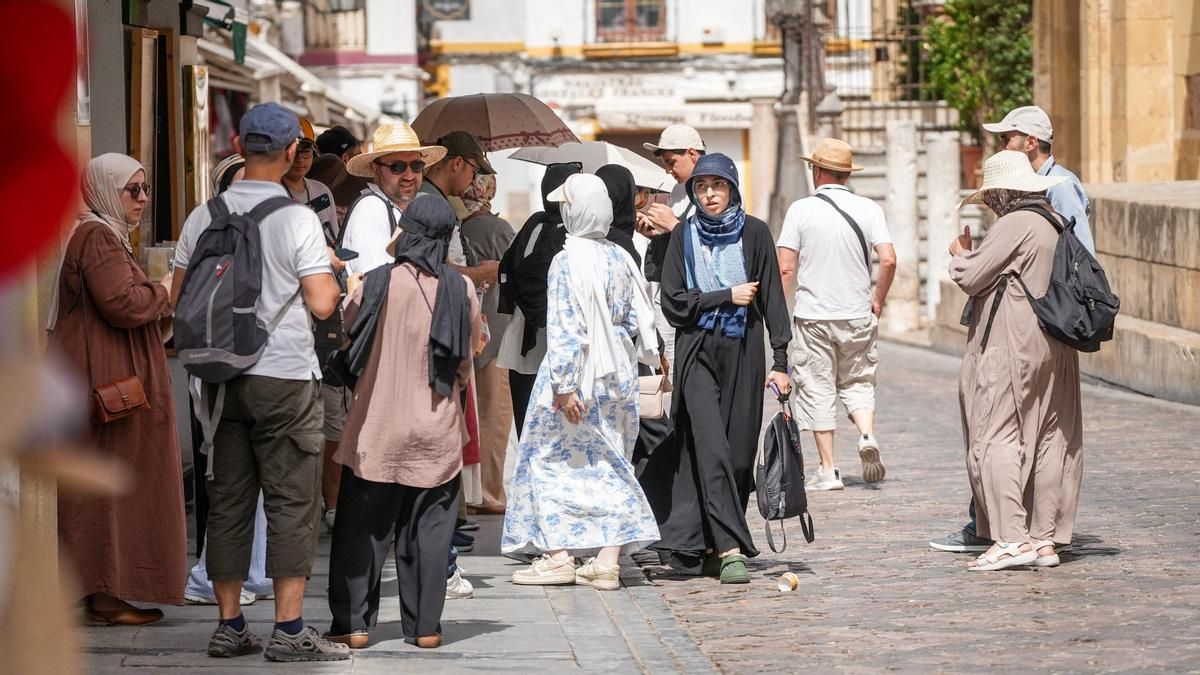 Turistas paseando por Córdoba
