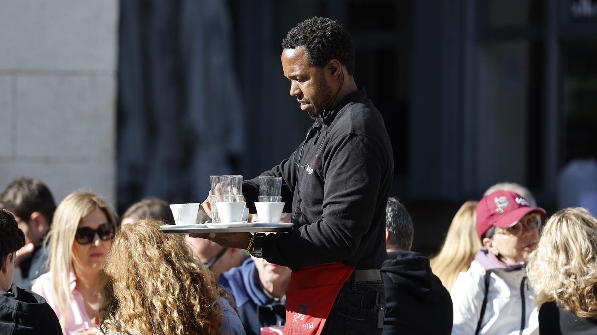 Un camarero atiende en una terraza de un bar del centro de València. EFE/Ana Escobar