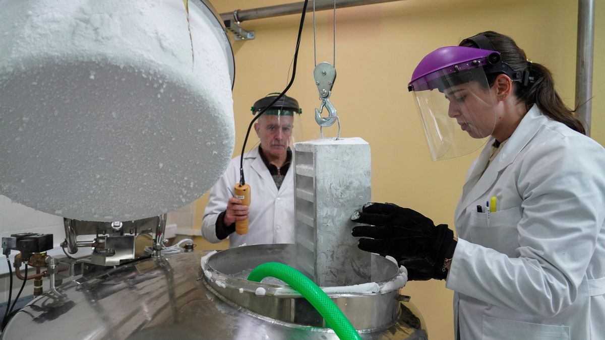 Sonia García y Antonio Sánchez en Biobanco de la Universidad de León.