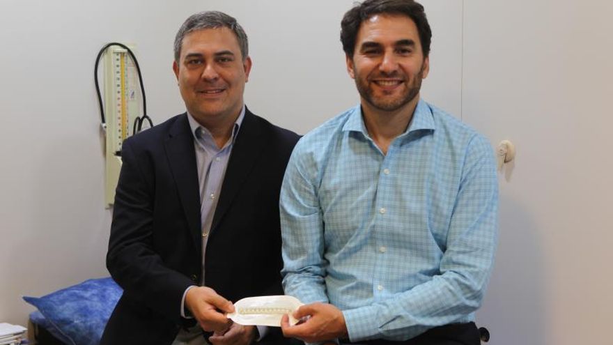Fotografía fechada el 7 de febrero de 2020 de Diego Fridman (izq.) y Pablo Luchetti (der.) los creadores del dispositivo médico Inclode, un invento argentino que propone una alternativa más rápida y con menores secuelas para la piel que los tradicionales puntos de sutura, en Buenos Aires (Argentina).