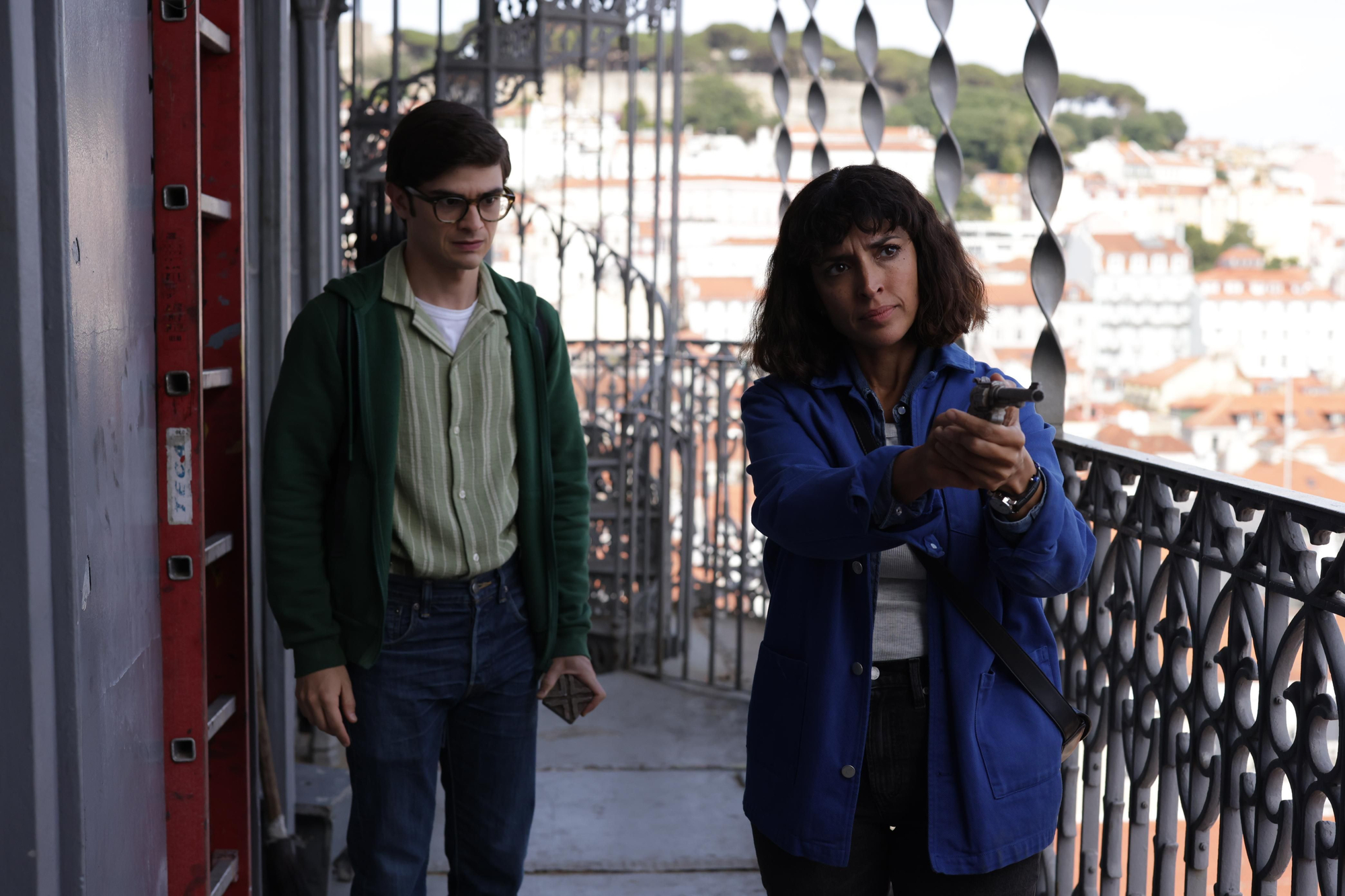 Disney+ lanza las primeras imágenes y anuncia el reparto de su nueva serie: parece 'Solo asesinatos en el edificio', pero no