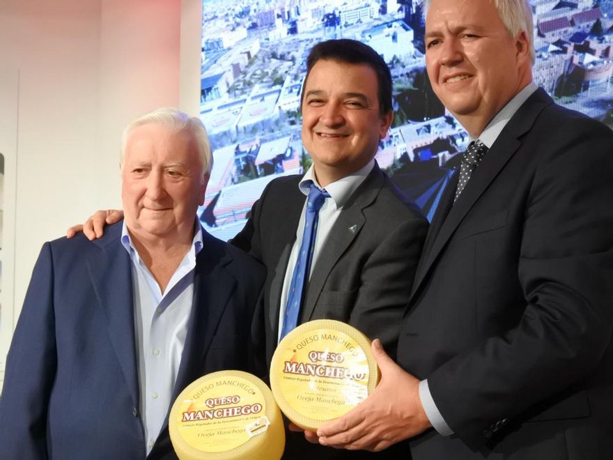 El consejero y el presidente de la DO Queso Manchego