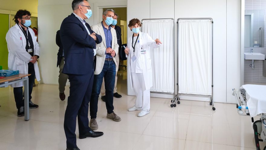 El vicepresidente de Cantabria en funciones, Pablo Zuloaga, y el consejero de Sanidad en funciones, Raúl Pesquera, visitan el nuevo Servicio de Urgencias del Hospital Tres Mares de Reinosa