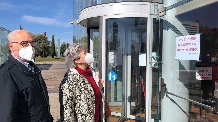 Ciudadanos acudían el miércoles al Centro Cultural Miguel Delibes y comprobaban que su vacunación se ha suspendido.