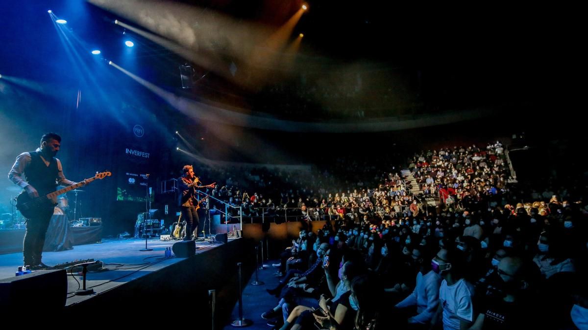 Un concierto de Shinova en 2022 en el que se puede ver a Ander Cabello tocando el bajo a la izquierda de la imagen