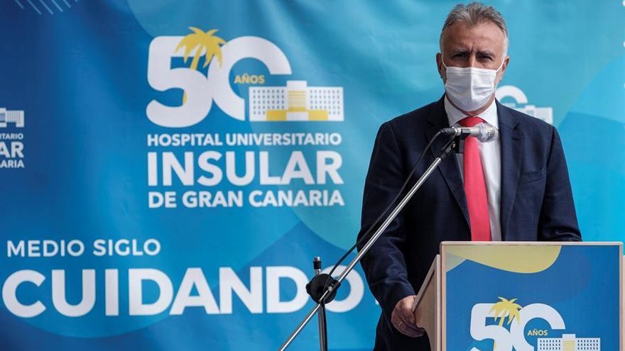 El presidente del Gobierno de Canarias, Ángel Víctor Torres durante su intervención en el acto que conmemoración del 50 aniversario del Hospital Universitario Insular. EFE/Ángel Medina G.