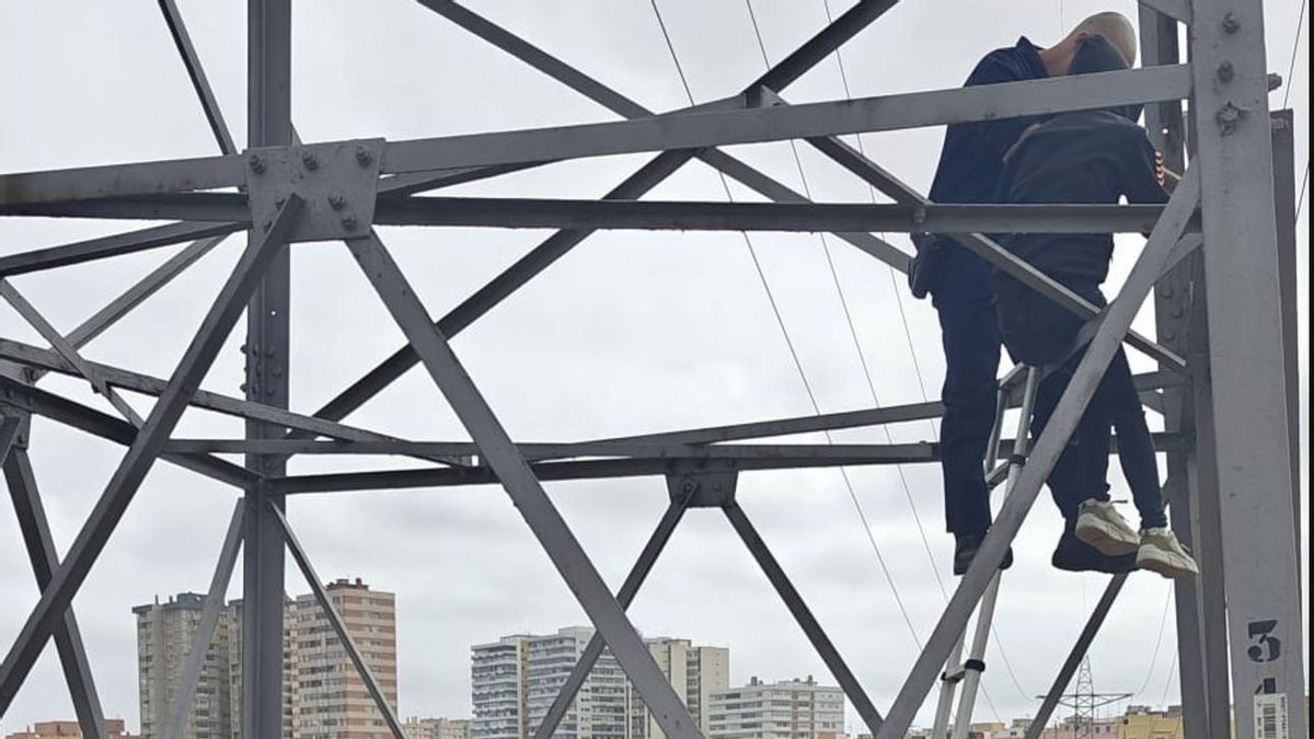 Rescate de una mujer subida a una torreta eléctrica. POLICÍA NACIONAL.