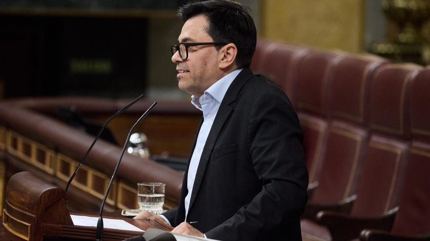 El portavoz de los Comuns y secretario primero de la Mesa del Congreso, Gerardo Pisarello, durante una sesión plenaria, en el Congreso de los Diputados, a 20 de mayo de 2025, en Madrid (España).