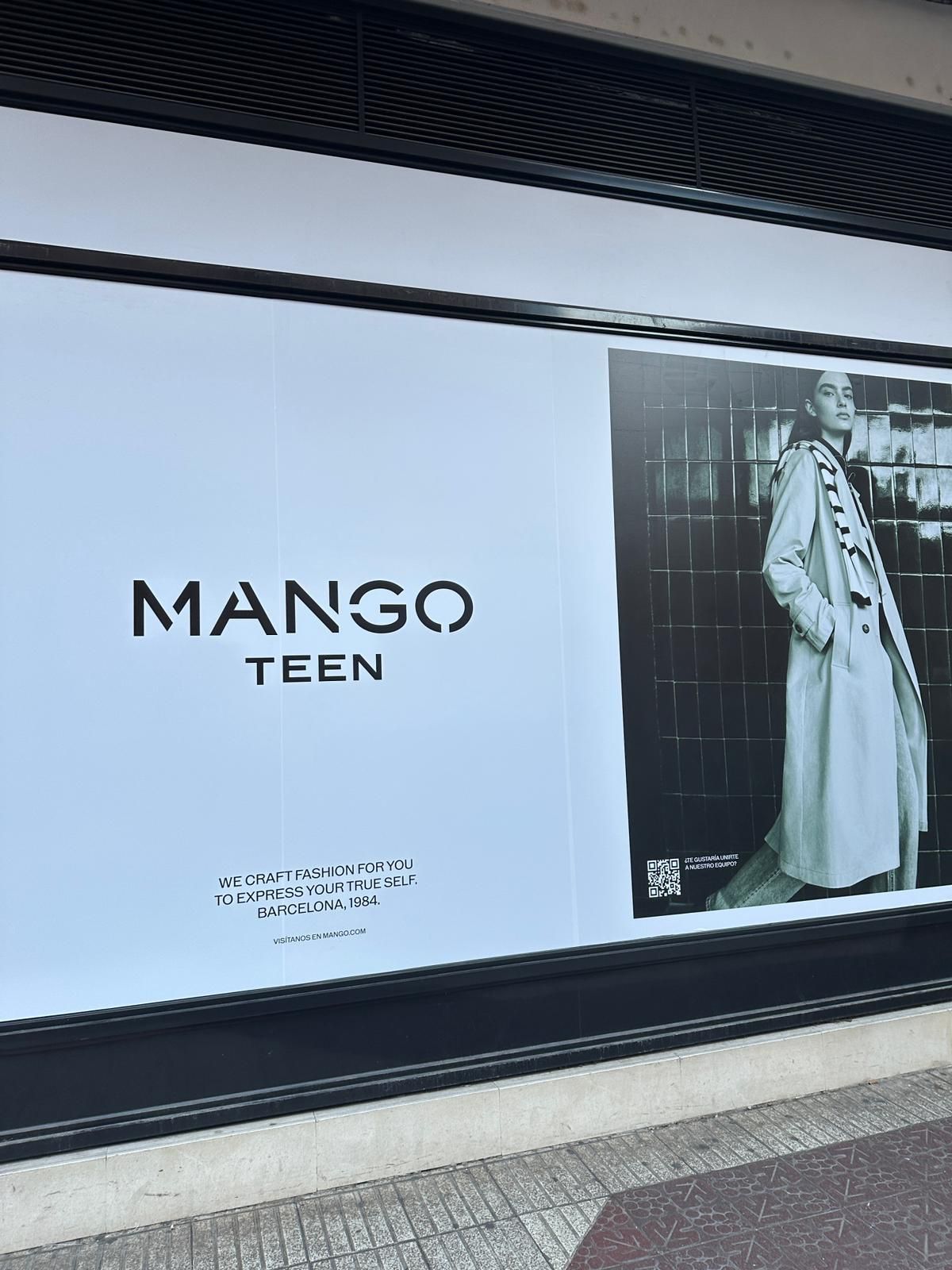 El escaparate ya muestra un cartel anunciando la apertura de Mango Teen
