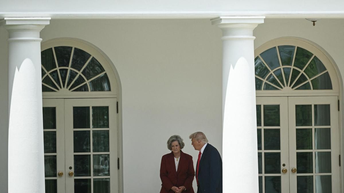 El presidente estadounidense, Donald Trump, conversa con la jefa de gabinete de la Casa Blanca, Susie Wiles, el 9 de junio de 2025.