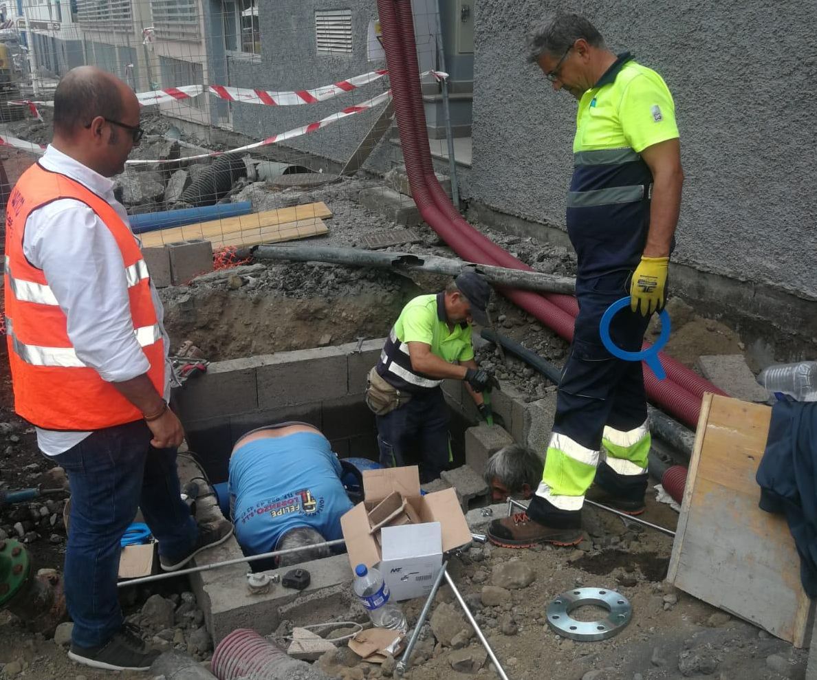 Francisco Leal Cruz, concejal de Obras Públicas y Aguas, en una actuación en la red de agua.