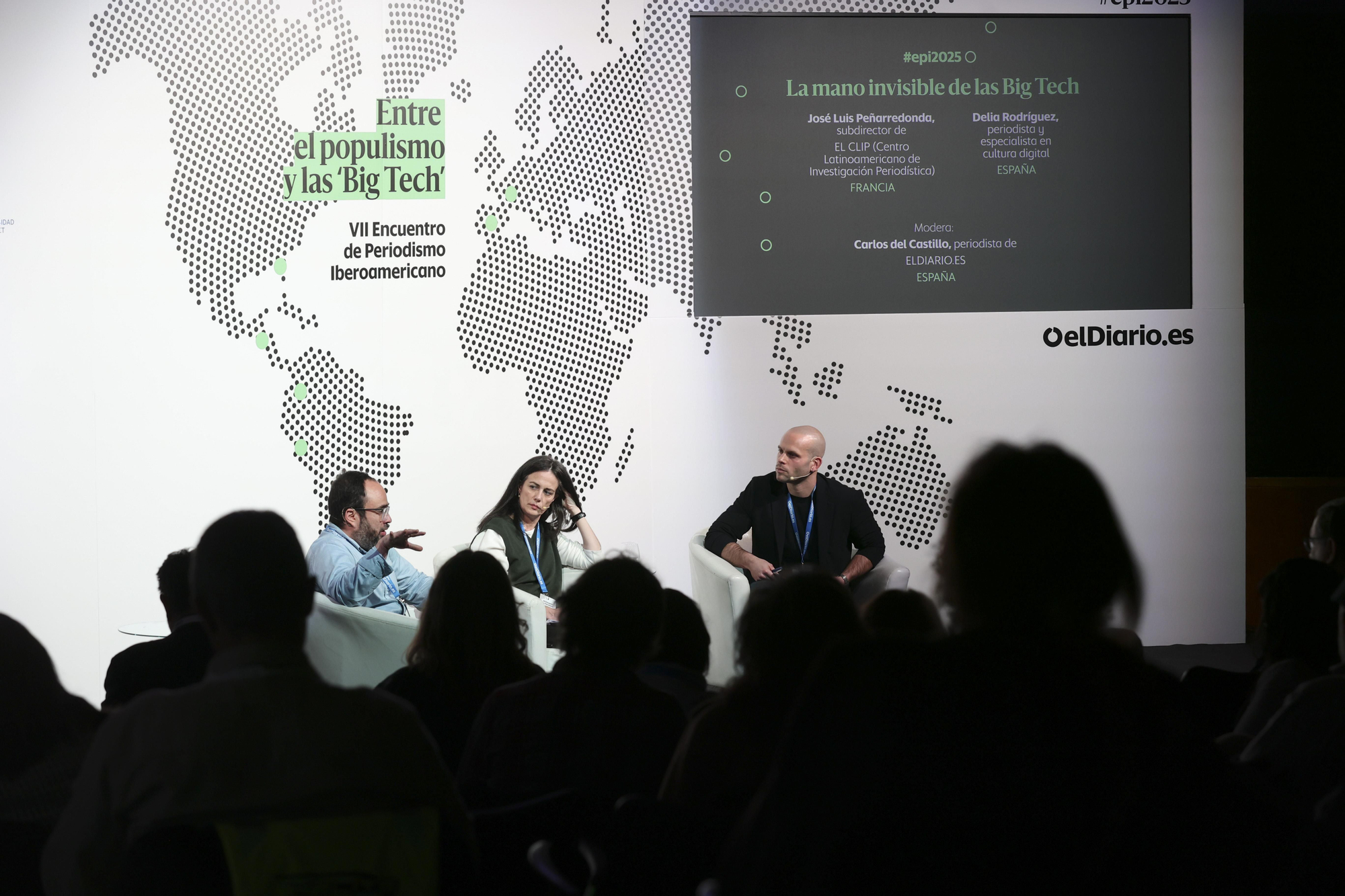 Mesa 1: "La mano invisible de las Big Tech", con José Luis Peñarredonda, subdirector de El CLIP (Centro Latinoamericano de Investigación Periodística); Delia Rodríguez, periodista y especialista en cultura digital; y Carlos del Castillo, periodista de elDiario.es