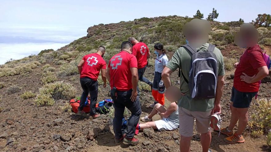 Efectivos de Cruz Roja rescatan a una senderista lesionada en Las Cañadas del Teide