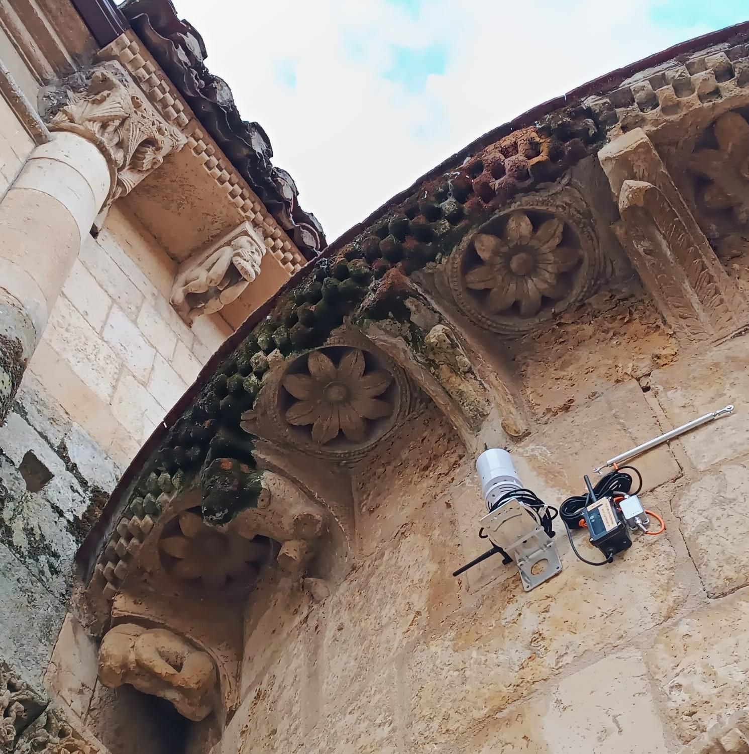 Detalle de la tecnología instalada en el ábside noroeste de la iglesia del Mercado.