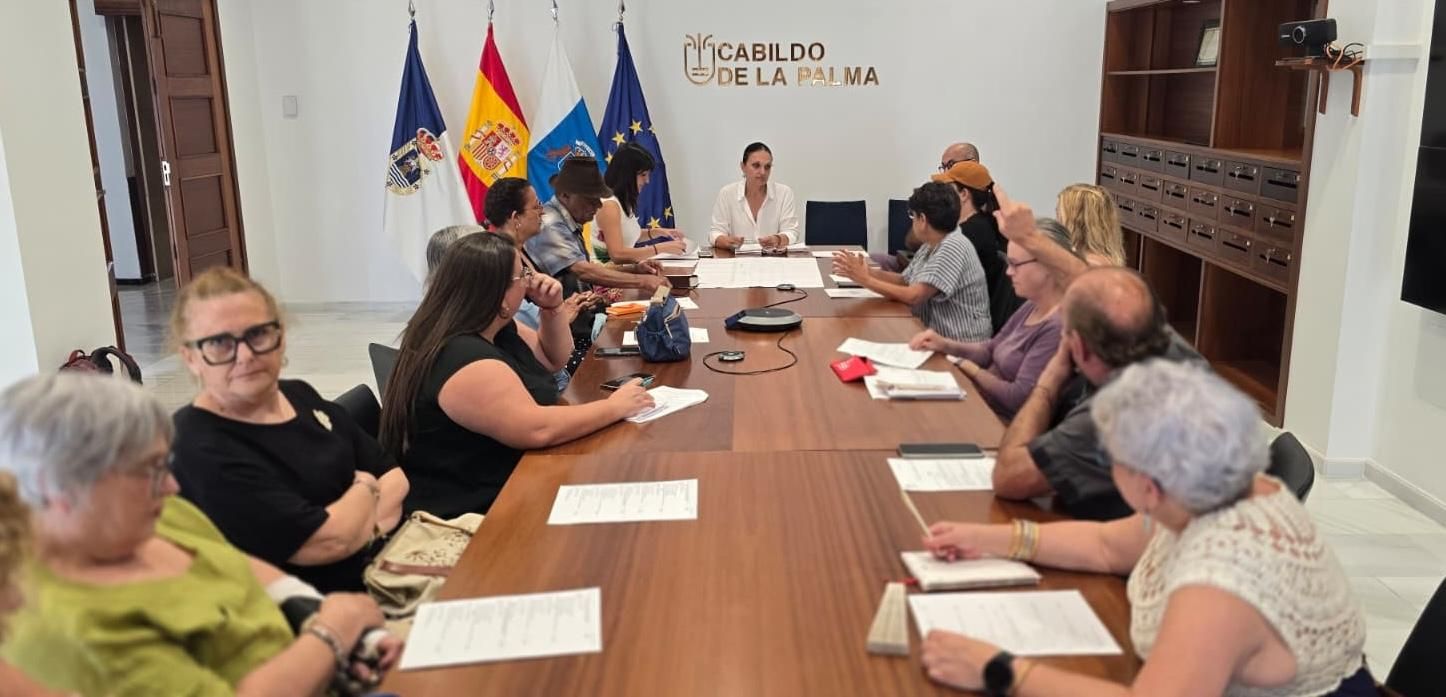 Reunión de Susa Armas con  el sector artesano para la organización de la XXXVII Feria Insular de Artesanía y Alimentación.