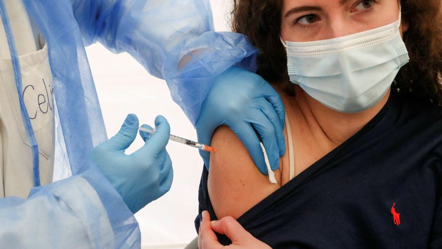 Una mujer recibe una dosis de la vacuna contra la covid-19. EFE/Javier Cebollada/Archivo