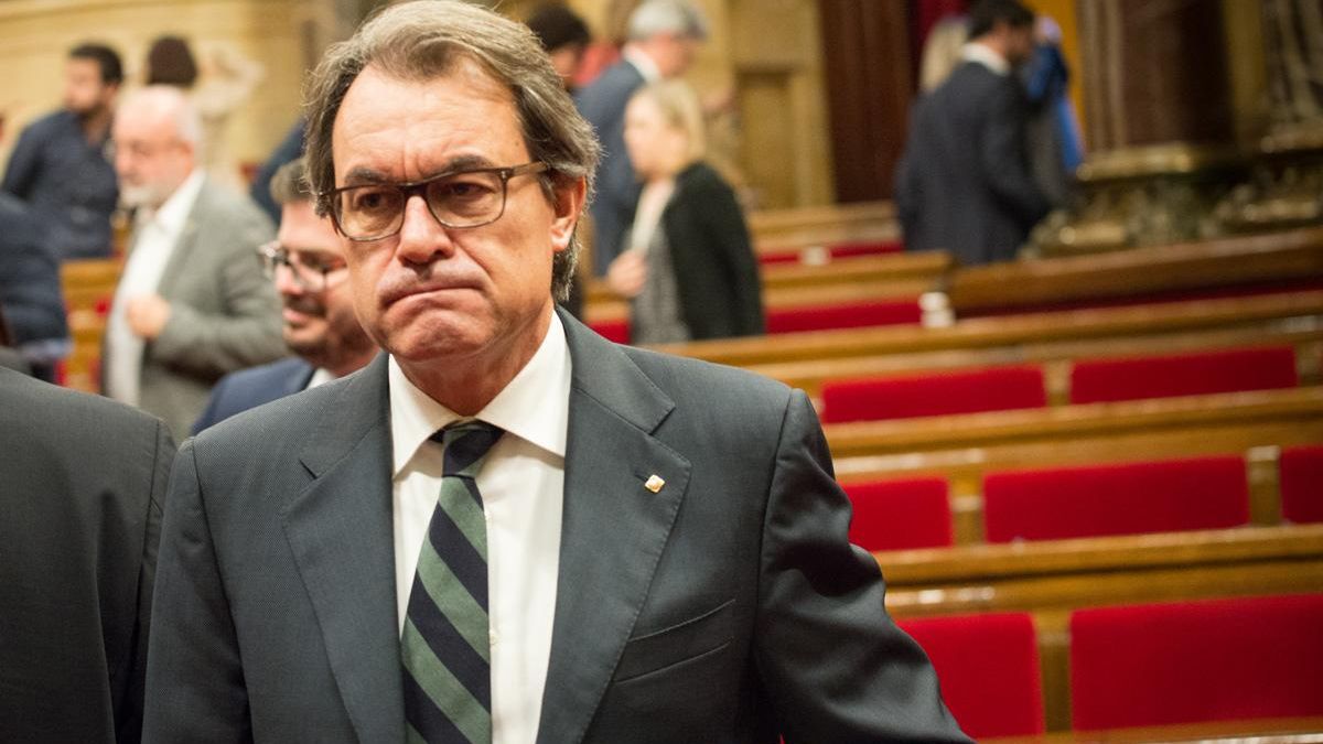 Artur Mas sale del salón de plenos durante el primer pleno de investidura / Sandra Lázaro