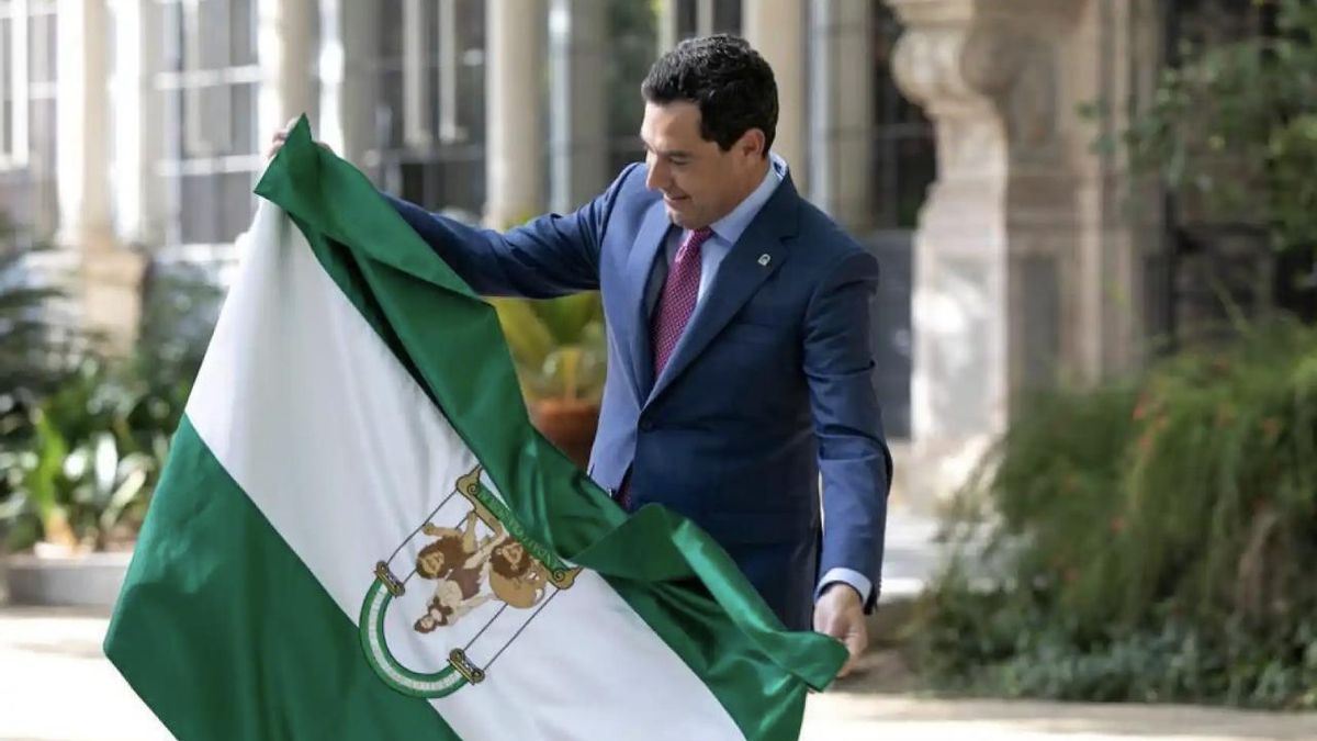 Juanma Moreno se cuela junto a Blas Infante entre los símbolos de la identidad de Andalucía, según el 'CIS andaluz'