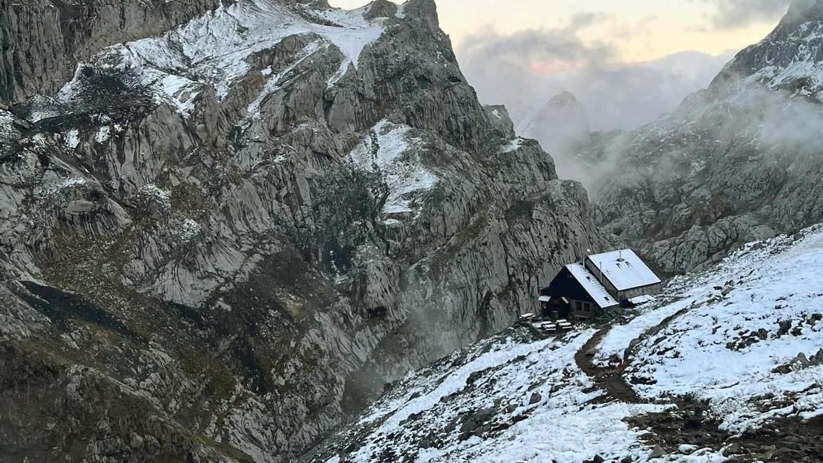 León se despide del verano con nieve en sus picos más altos
