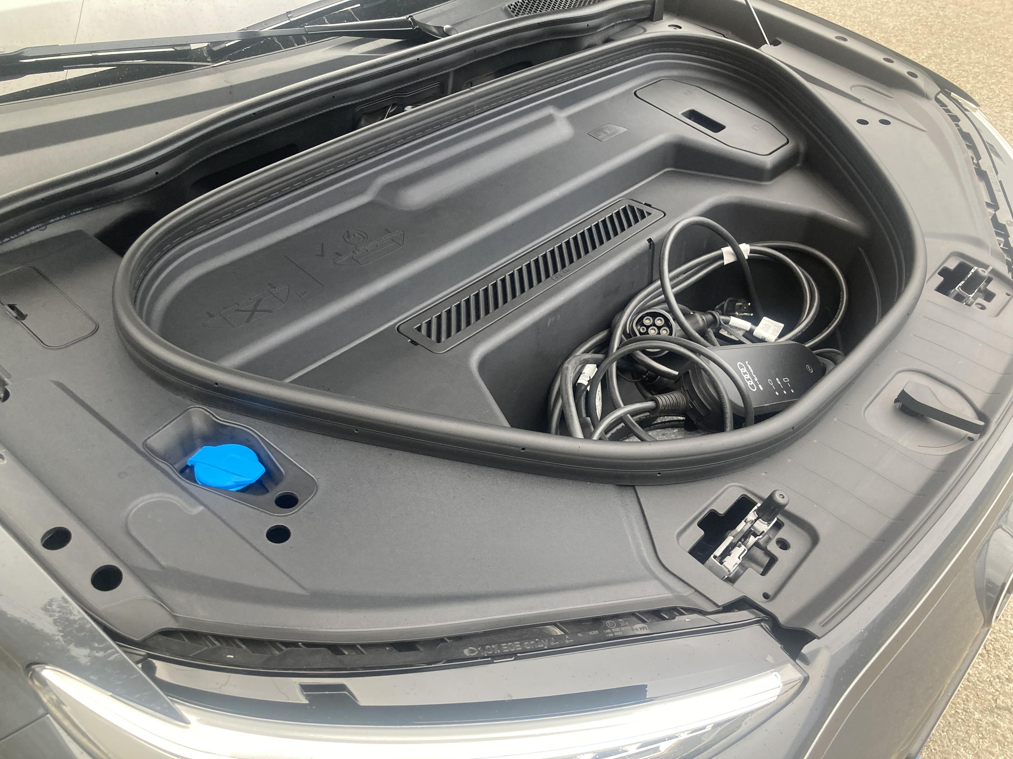 El maletero delantero ofrece 64 litros de capacidad.