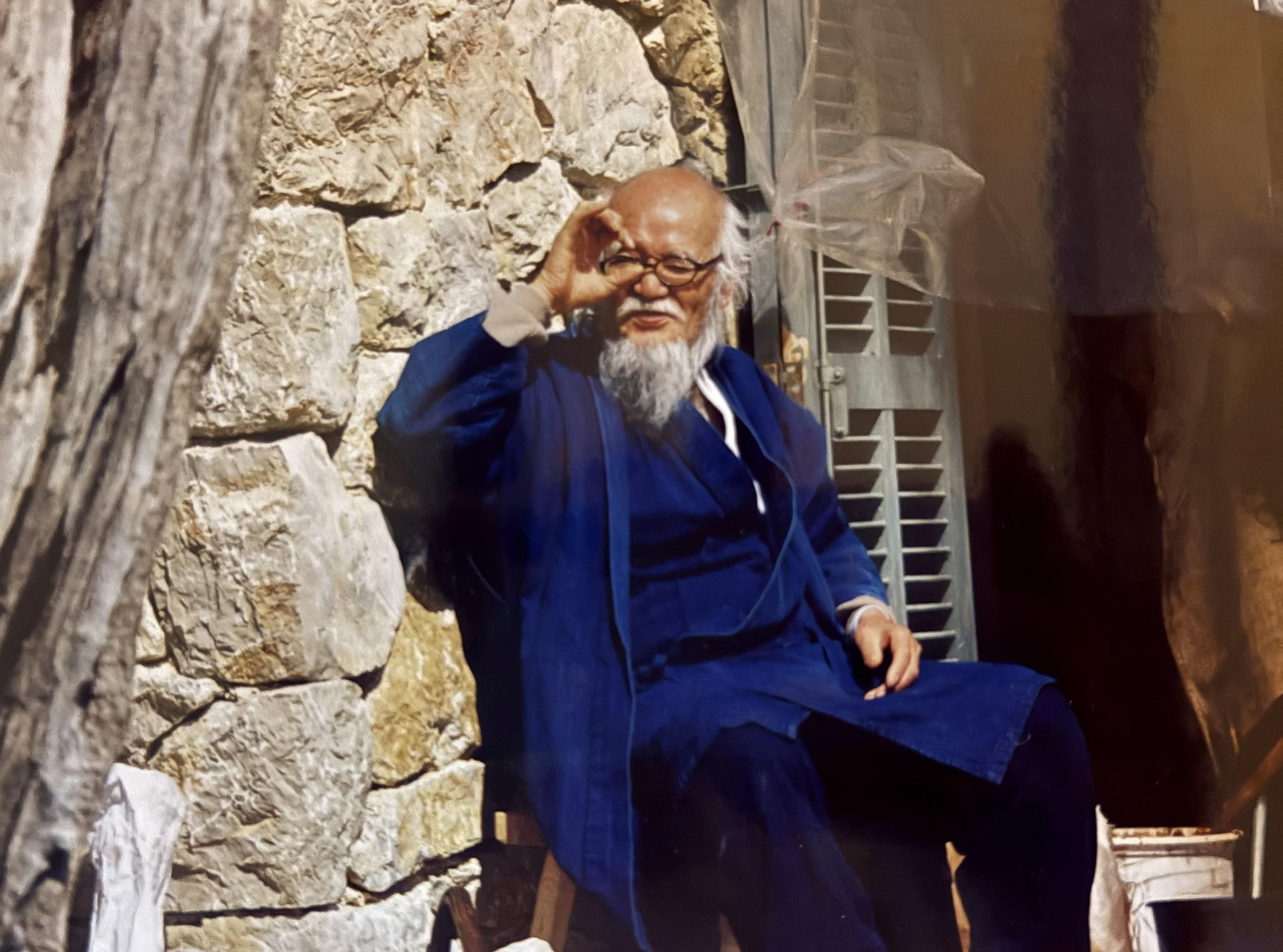 Fukuoka, incansable observador durante su visita, analiza el paisaje de Mallorca