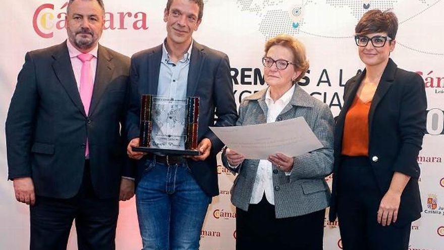 El presidente de la Diputación de León y la delegada territorial de Unicaja dan el premio a Castañas Campelo. Foto: Carlos S. Campillo / ICAL.