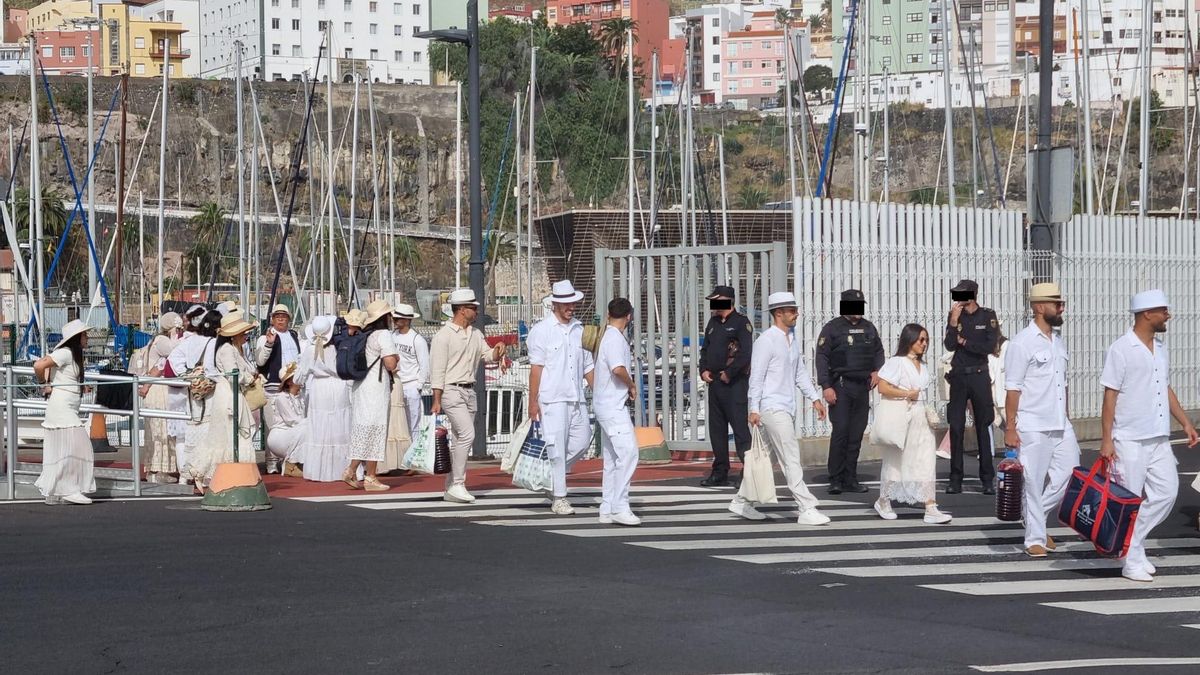 Llegada de 'indianos' e 'indianas'   por  puerto de Santa Cruz de La Palma.