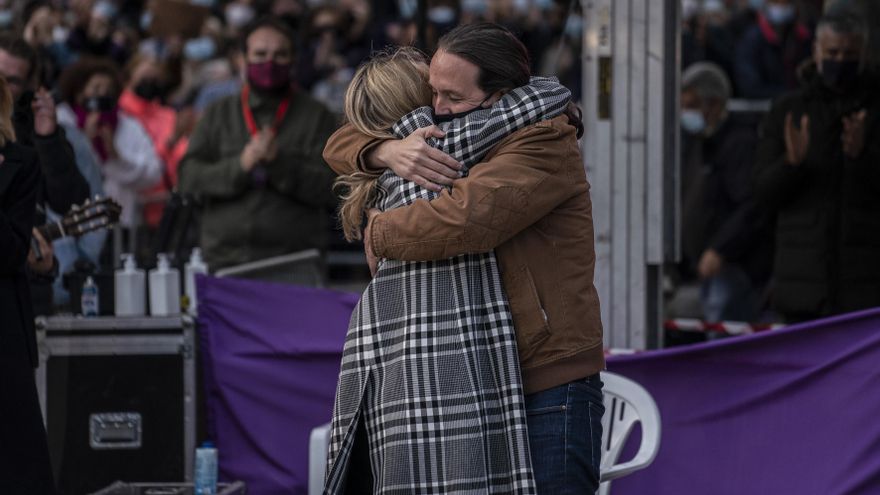 El candidato de Unidas Podemos el 4M, Pablo Iglesias, se abraza con la vicepresidenta tercera y ministra de Trabajo, Yolanda Díaz, durante un acto en Vallecas (Madrid) este viernes.