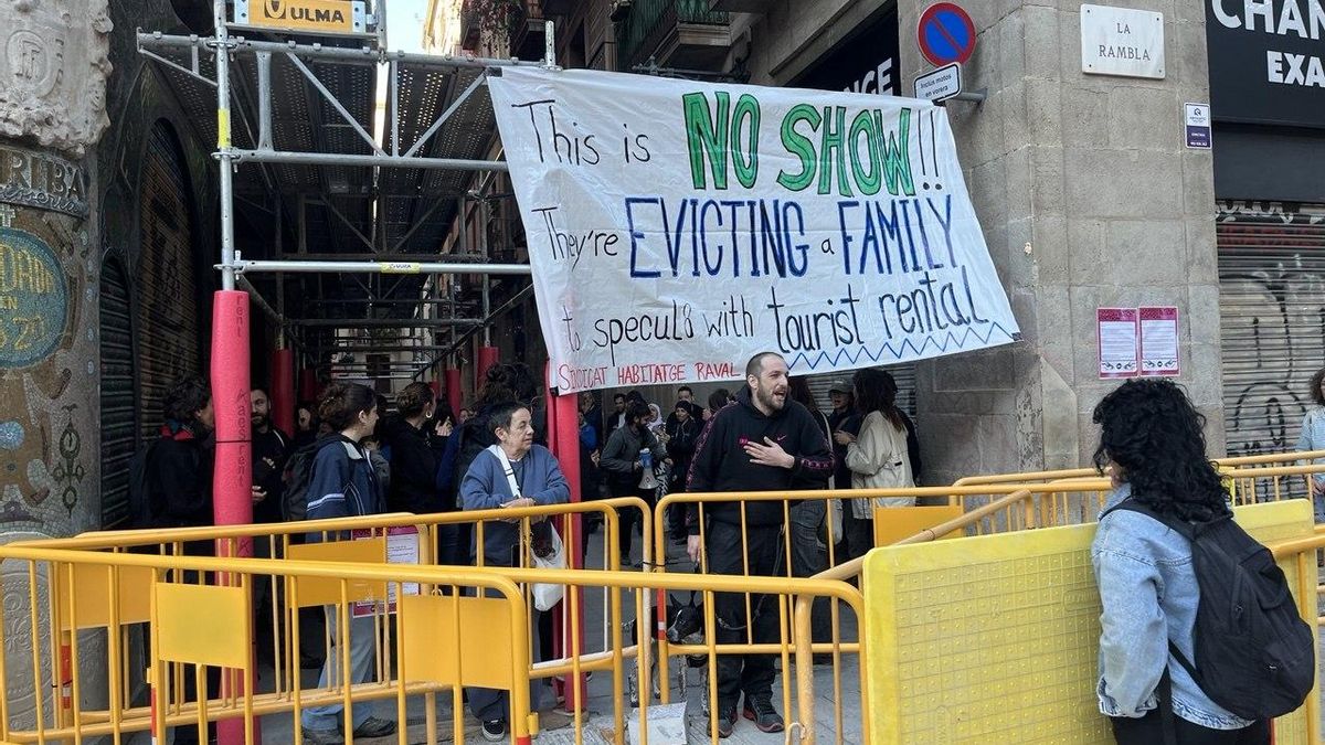 Un padre con discapacidad y su hijo con autismo severo son desahuciados de un piso en La Rambla de Barcelona