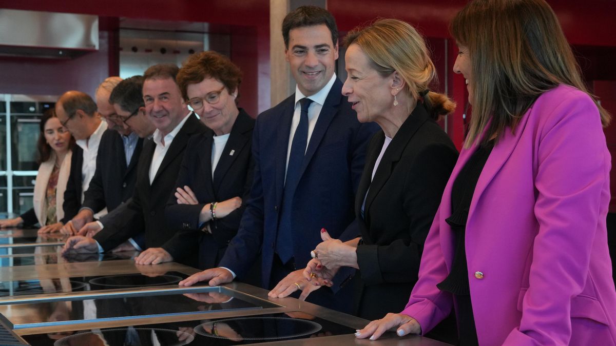 El lendakari junto a otros representantes institucionales y cocineros en las cocinas del GOe.