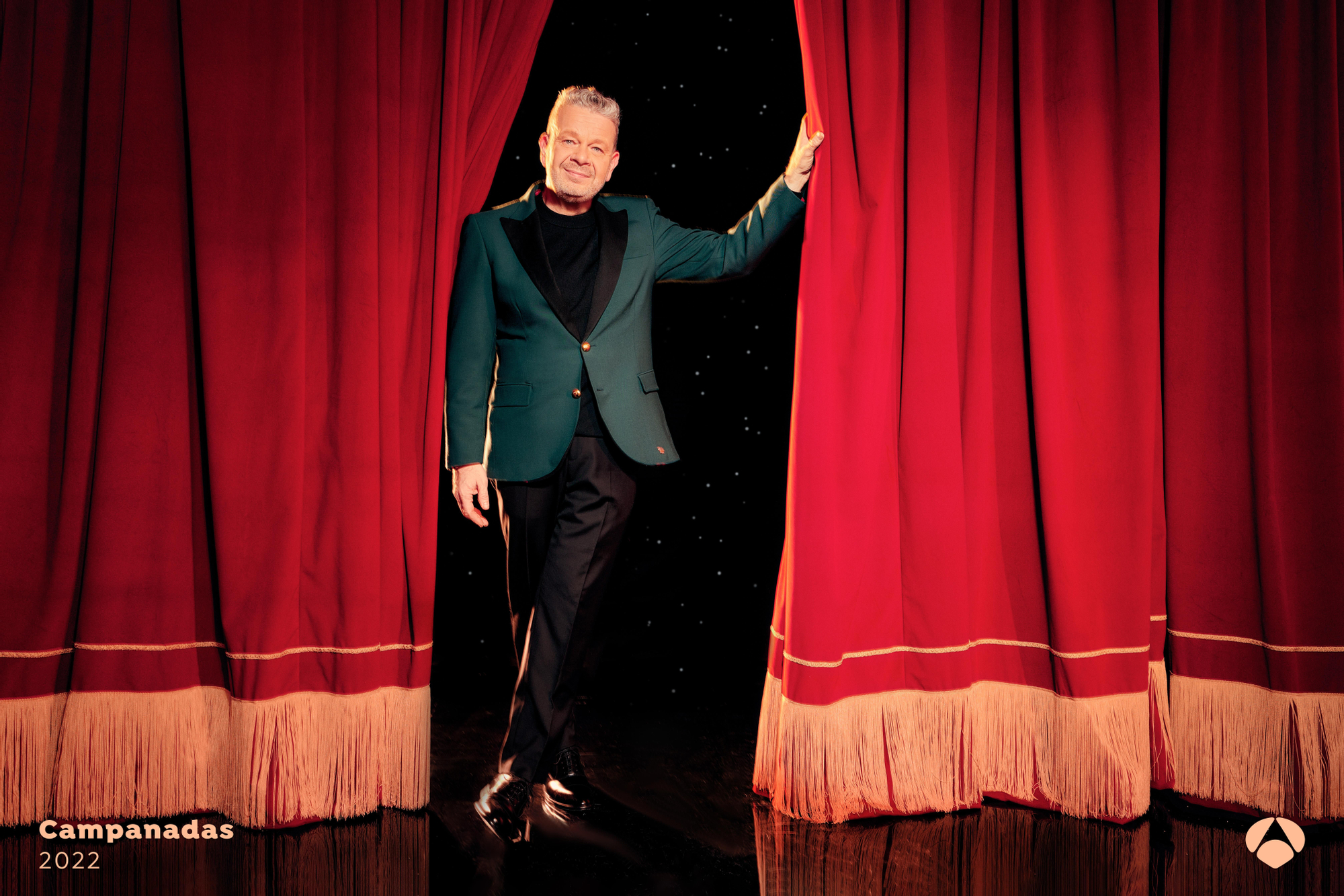 Pedroche y Chicote, y Cristina Pardo y Dani Mateo, posan como presentadores de 'Las Campanadas'